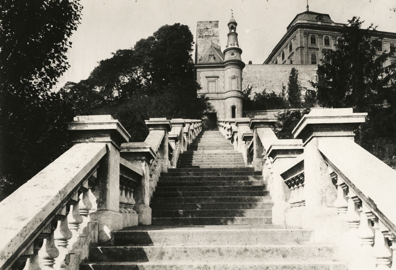 Ybl Miklós óriáslépcsője a déli cortinafalon, végében a neoreneszánsz lépcsőházi épület. fotok_47901.jpg