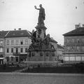 Szabadság tér, Aradi vértanúk-emlékműve (Huszár Adolf és Zala György alkotása).