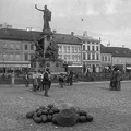 Szabadság tér, Aradi vértanúk-emlékműve (Huszár Adolf és Zala György alkotása).
