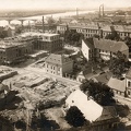 Klinikakert, balra az épülő sebészeti klinika tömbje, háttérben a vasúti híd és Újszegeden a kendergyár.