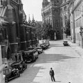 Szentháromság tér a Halászbástyáról nézve, baloldalt a Mátyás-templom, szemben a Pénzügyminisztérium épülete.
