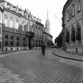 Táncsics Mihály (Verbőczy) utca, balra az Erdődy (Hatvany) palota.