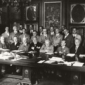 Üllői út 26. Pázmány Péter Tudományegyetem (ma Semmelweis Egyetem) orvoskari tanácsterem. Az orvoskar tanártestülete, az asztalnál balról Schaffer Károly, Tóth István, Balogh Ernő, Grósz Emil, Kenyeres Balázs, Korányi Sándor, Kétly László, Verebély T