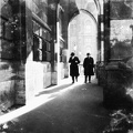 Kossuth Lajos tér, a Parlament árkádja a Duna felőli oldal északi részén.