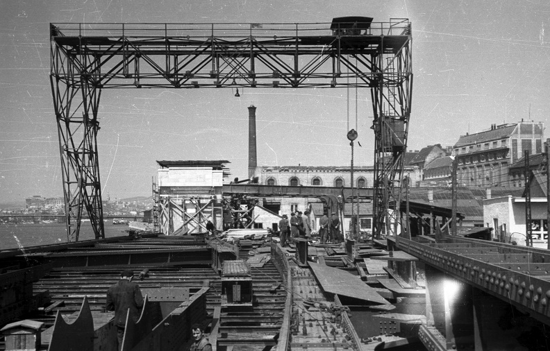 az újjáépülő Petőfi híd acélszerkezetének szerelése a pesti hídfőnél. Háttérben az Elevátor-ház maradványa. fotok_49997.jpg