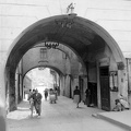 Fő utca, az egykori Városháza (ma Bormúzeum) átjárója.