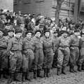 Április 4-i katonai díszszemle nézőközönsége a Dózsa György út 68. és 70. előtt.