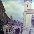 Fő utca, jobbra a Szent Miklós-székesegyház.