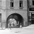Főutca, az egykori Városháza (ma Bormúzeum) átjárója.