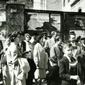 Bajza utca a Damjanich utca és a Városligeti (Gorkij) fasor között, május 1-i felvonulók.