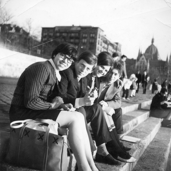 pesti alsó rakpart, az Olimpia Park előtt, a Margit híd felől, háttérben a Parlament. fotok_2520.jpg