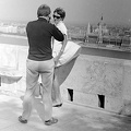 háttérben a Parlament.