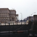 szemben a Kronprinzenpalais az Unter den Linden-en, a Schlossbrücke felől nézve.
